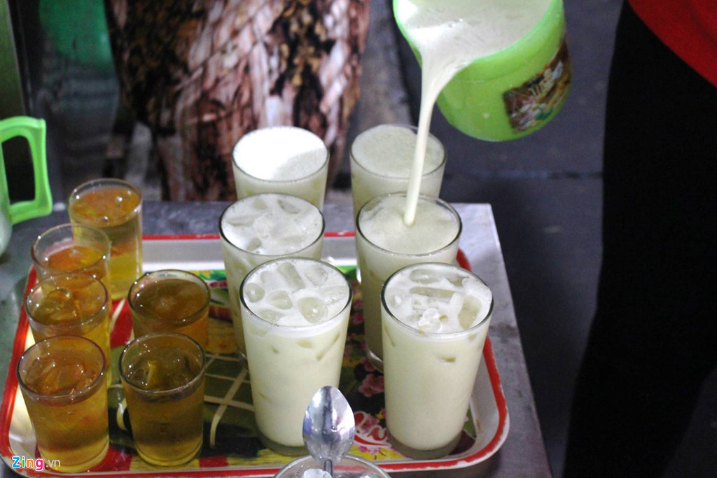 Tồn tại suốt 25 năm và luôn đông khách, chỉ riêng doanh thu từ nước mía, mỗi tháng quán này đã có hơn nửa tỷ đồng. Ảnh: Phúc Minh.