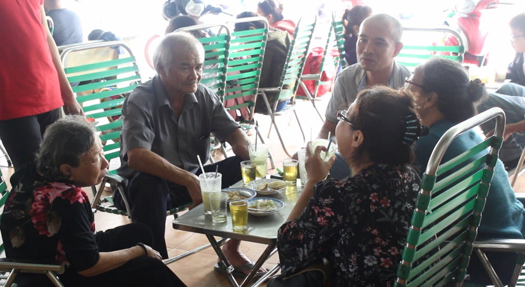 Nhiều thực khách cho biết, nước mía sầu riêng đặc biệt vì có hương và mùi vị đặc trưng của sầu riêng. Ảnh: Phúc Minh.