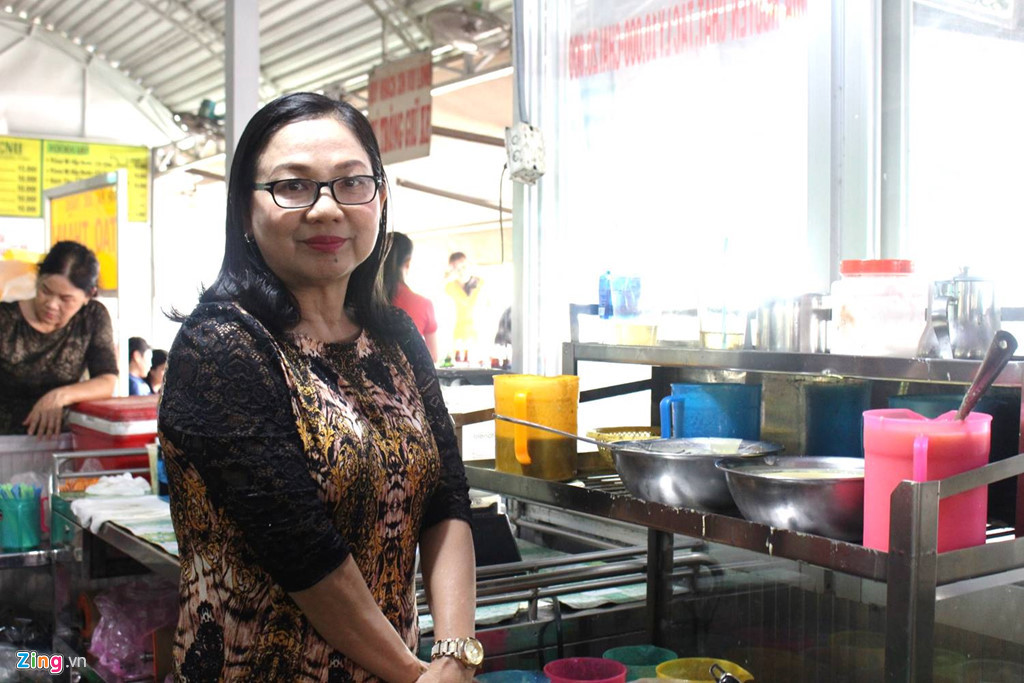 Mặc dù kinh doanh hiệu quả, bà Mai Thị Nền (chủ quán) cho hay không có ý định mở cửa hàng ở nội thành. Ảnh: Phúc Minh.