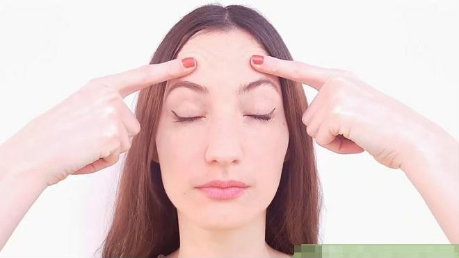 Dùng tay mát xa phối hợp với nhịp thở đều đặn là bài tập yoga đẩy lùi lão hóa cho khuôn mặt cực kỳ hiệu quả - Ảnh: Internet.