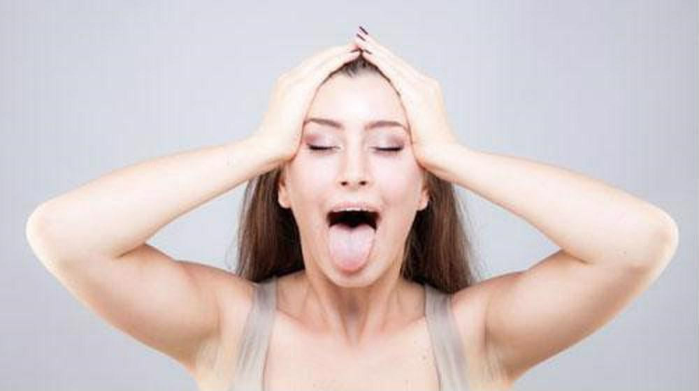 Động tác yoga kéo căng nếp nhăn hai bên khóe mắt cực nhanh - Ảnh: Internet.