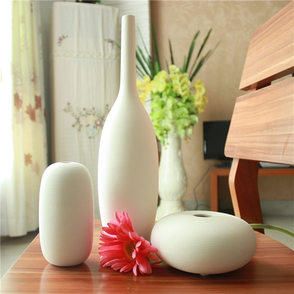  Tuổi Sửu Những người sinh ra trong năm con Trâu chỉ có thể làm ăn phát đạt với sự trợ giúp mạnh mẽ của nguyên tố Lửa. Vì vậy, họ nên đặt một số bình gốm trong văn phòng hoặc phòng ngủ của mình để mang lại may mắn. Gốm được tôi luyện lâu trong lò lửa sẽ là bảo bối giúp phát tài.