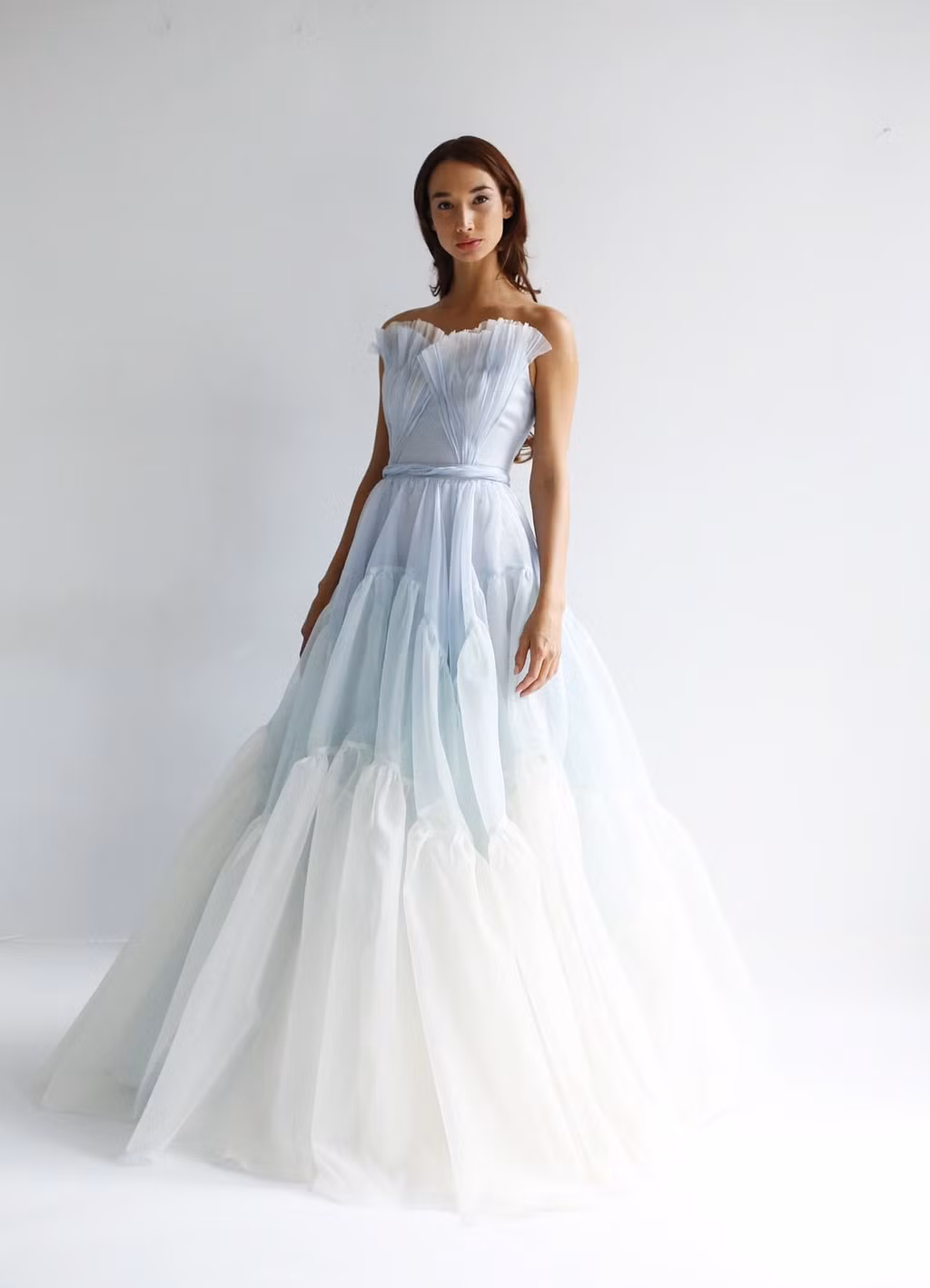 Màu sắc ombre tông pastel như xanh, hồng, cam hứa hẹn cũng sẽ được nhiều cô dâu lựa chọn bởi tính trẻ trung, phá cách mà nó đem lại cho bộ váy cưới truyền thống.