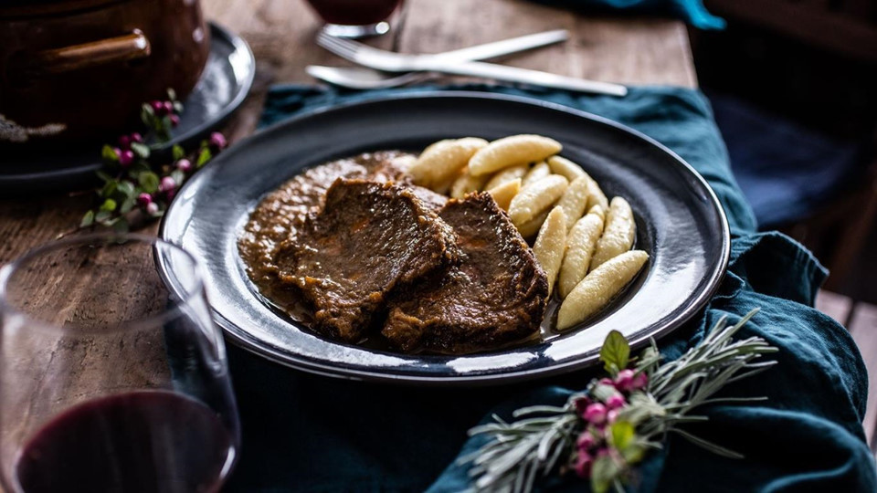 3. Pasticada - thịt bò hầm: Món thịt bò hầm với nước sốt đặc biệt này là món trứ danh của vùng Dalmatia đòi hỏi quá trình chế biến khá lâu và tỉ mỉ. Đây là món ăn thường được chọn trong các dịp quan trọng chẳng hạn như lễ cưới, được ăn kèm với gnocchi, một loại bánh bột mềm truyền thống hoặc mì pasta tự chế. Ảnh: Viettravel.