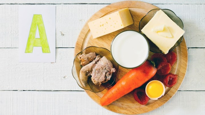 Vitamin A: Vitamin A rất quan trọng đối với cơ thể chúng ta. Vitamin A hỗ trợ hệ thống miễn dịch khỏe mạnh, hệ thống sinh sản, sức khỏe của tế bào và thị lực. Bởi vì vitamin A giúp tạo ra các tế bào khỏe mạnh, nó cũng ảnh hưởng đến các cơ quan quan trọng của chúng ta như tim và phổi. Một số nghiên cứu thậm chí cho thấy việc dùng vitamin A để cải thiện bệnh sởi và một số loại ung thư. Hầu hết các vitamin tổng hợp chứa vitamin A, và phụ nữ nên bổ sung khoảng 770 microgram vitamin A mỗi ngày.