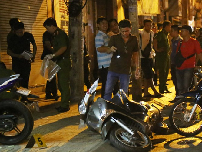 Ngay trong tối 13/5 khi xảy ra vụ án, Phó trưởng Công an quận 3 đã tổ chức trích xuất các đối tượng bị bắt ở các quận ra xét hỏi. Trong ảnh: Hiện trường vụ án (Ảnh Vnexpress)