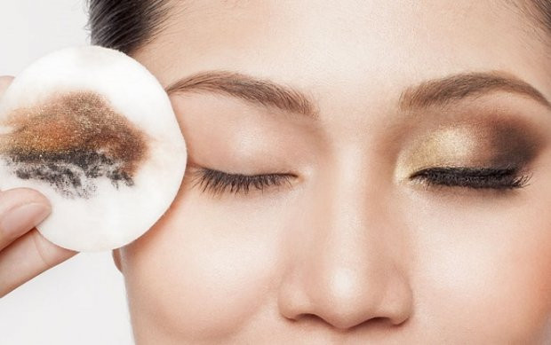 Theo thời báo New York, một nghiên cứu mới của Học viện nhãn khoa Mỹ đã đề cập đến trường hợp của một phụ nữ Úc 50 tuổi đi khám bác sĩ mắt sau khi cảm thấy những cơn đau và kích thích trong mắt. Lúc bác sĩ lật mí mắt của bệnh nhân lên, họ tìm thấy khối rắn được tạo nên bởi lớp mascara có vẻ như được tích tụ suốt 25 năm.