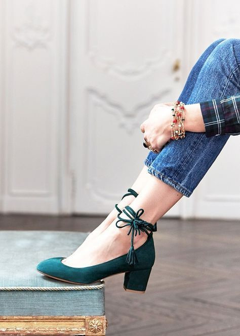 Chọn giày có phần gót vững chãi: Nguyên nhân khiến đôi chân nữ giới đau đớn sau một thời gian dài mang giày cao gót là do phần gót nhọn, không đủ mặt phẳng để đỡ lấy toàn bộ trọng lượng cơ thể, khiến sức nặng dồn vào mũi chân. Bạn chỉ cần điều chỉnh bằng cách chọn gót giày vững chãi, phần gót không quá nhỏ, nhằm giúp cân bằng trọng lượng sao cho đều ở cả mũi và gót chân.