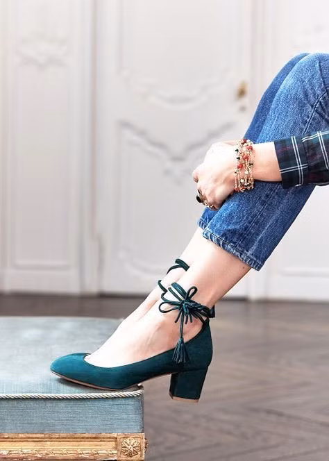 Chọn giày có phần gót vững chãi: Nguyên nhân khiến đôi chân nữ giới đau đớn sau một thời gian dài mang giày cao gót là do phần gót nhọn, không đủ mặt phẳng để đỡ lấy toàn bộ trọng lượng cơ thể, khiến sức nặng dồn vào mũi chân. Bạn chỉ cần điều chỉnh bằng cách chọn gót giày vững chãi, phần gót không quá nhỏ, nhằm giúp cân bằng trọng lượng sao cho đều ở cả mũi và gót chân.