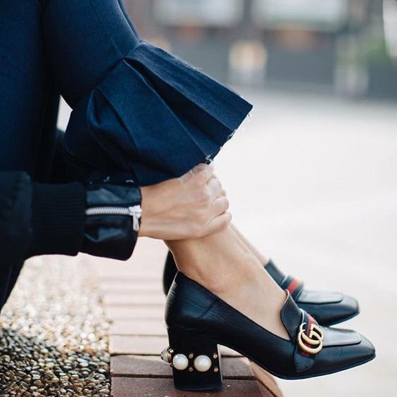 Bàn chân của chúng ta có khuynh hướng sưng phù lên sau một thời gian đi giày cao gót, nhất là khi giày quá chật. Đối với giày cao gót, phái đẹp nên chọn đúng kích cỡ hoặc nhỏ hơn kích thước chân một chút. Riêng đối với sandals cao gót, sự vừa vặn ôm khít lấy đôi bàn chân là tốt hơn cả.