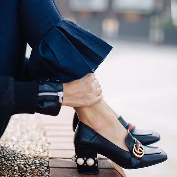 Bàn chân của chúng ta có khuynh hướng sưng phù lên sau một thời gian đi giày cao gót, nhất là khi giày quá chật. Đối với giày cao gót, phái đẹp nên chọn đúng kích cỡ hoặc nhỏ hơn kích thước chân một chút. Riêng đối với sandals cao gót, sự vừa vặn ôm khít lấy đôi bàn chân là tốt hơn cả.