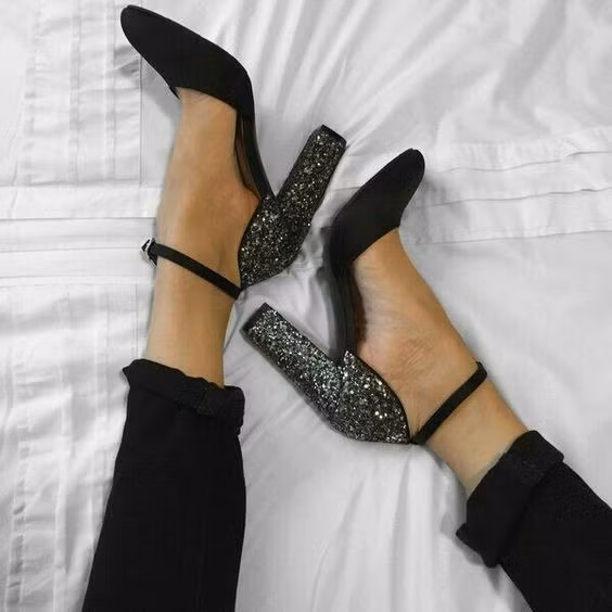 Băng kín hai ngón chân út và áp út với nhau: Phụ nữ có thể sử dụng băng dán cá nhân màu da để dán hai ngón út và áp út với nhau, nhằm giảm áp lực lên phần xương nhô ngón út khi mang giày cao gót. Với bí quyết mang giày cao gót đơn giản này, nữ giới có thể tự tin mang giày cao gót cả ngày mà không đau đớn.