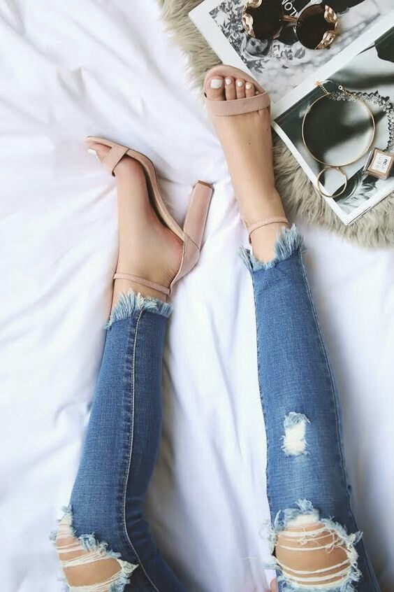 Nhưng mang giày gót quá cao lâu ngày và liên tục sẽ có hại cho cột sống và đôi chân. Các stylist, chuyên gia thời trang đã tìm ra những bí quyết mang giày cao gót không đau chân và ít có hại nhất mà nữ giới.