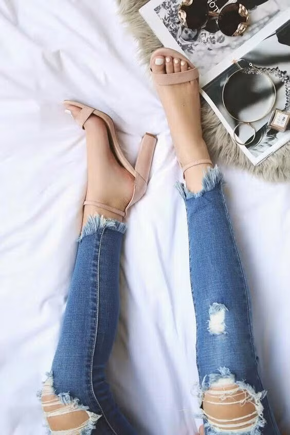 Nhưng mang giày gót quá cao lâu ngày và liên tục sẽ có hại cho cột sống và đôi chân. Các stylist, chuyên gia thời trang đã tìm ra những bí quyết mang giày cao gót không đau chân và ít có hại nhất mà nữ giới.