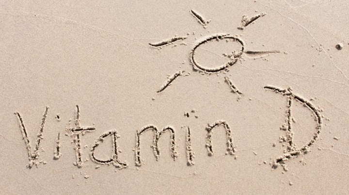 Vitamin D: Cơ thể chúng ta cần vitamin D để phát triển xương khỏe mạnh. Không giống như các vitamin khác trong danh sách này, vitamin D không phải dễ dàng để có được từ thực phẩm. Vitamin D thường được bổ sung bằng các chất bổ sung canxi, vì nó giúp cơ thể chúng ta có thể hấp thụ canxi hiệu quả. Thiếu hụt vitamin D sẽ dẫn đến xương yếu và giòn.