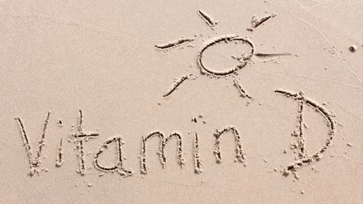 Vitamin D: Cơ thể chúng ta cần vitamin D để phát triển xương khỏe mạnh. Không giống như các vitamin khác trong danh sách này, vitamin D không phải dễ dàng để có được từ thực phẩm. Vitamin D thường được bổ sung bằng các chất bổ sung canxi, vì nó giúp cơ thể chúng ta có thể hấp thụ canxi hiệu quả. Thiếu hụt vitamin D sẽ dẫn đến xương yếu và giòn.