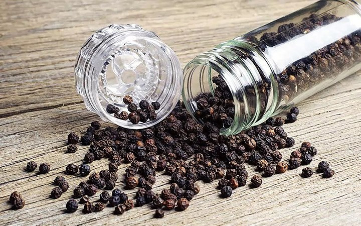 Tiêu đen: Tiêu đen thực sự là một chất chống viêm và nó cũng có thể giúp làm sạch phổi, giảm ho, và loại bỏ đau và khó chịu. Nếu bạn ăn tiêu đen một vài lần một ngày, bạn có thể nhận được kết quả nhanh chóng.