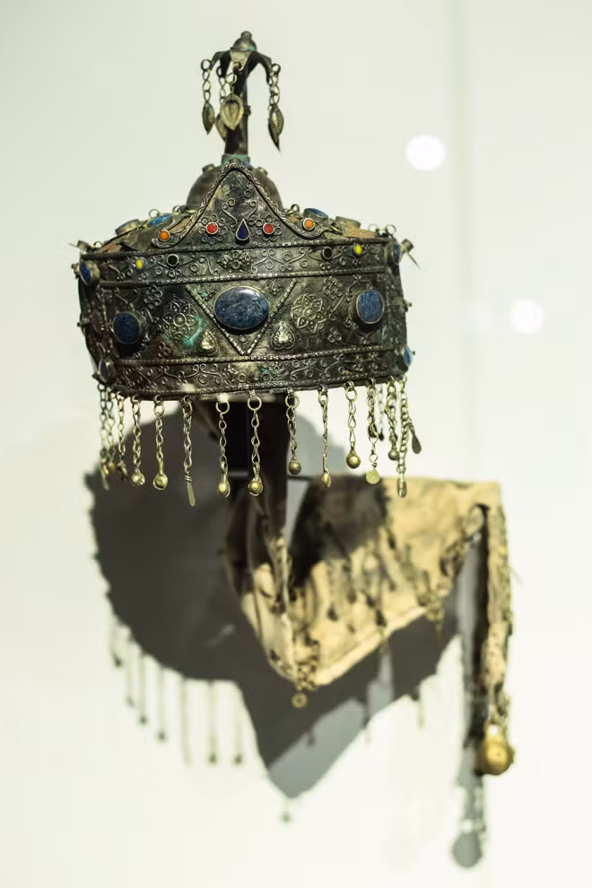 Chiếc mũ cô dâu làm bằng chất liệu bạc, đá xanh, vải, tấm kim loại được tìm thấy tại thung lũng Hunza - Pakistan.