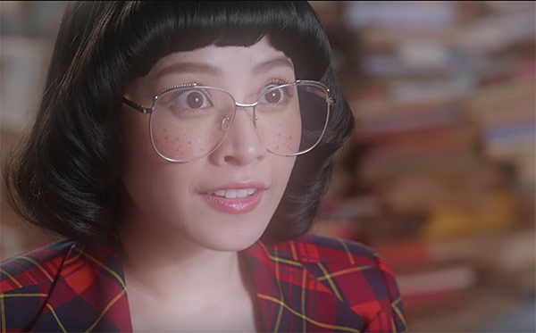 Trong MV mới Đóa hoa hồng, Chi Pu gây thích thú với tạo hình nàng "mọt sách" ngố tàu. Cô nàng được trang điểm má hồng tàn nhang, đội tóc giả kiểu "úp nồi" và màu son hồng nhạt giản dị. Lối makeup này giúp Chi Pu hóa thân cực khéo vào nhân vật, thoát hoàn toàn khỏi hình tượng sang chảnh thường thấy.