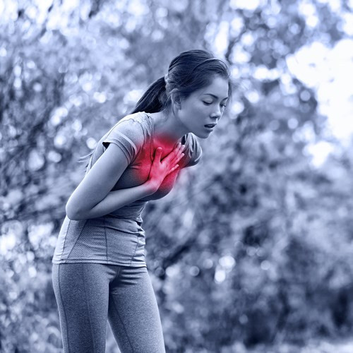 Quá tải tim. Nếu bạn không uống đủ nước, máu của bạn trở nên đặc hơn và các mạch máu co lại. Kết quả là tim làm việc tăng lên vì tim cố gắng đưa dòng máu đặc lưu thông qua các mạch hẹp. Điều này có thể gây nhịp tim nhanh, khó thở và huyết áp cao.