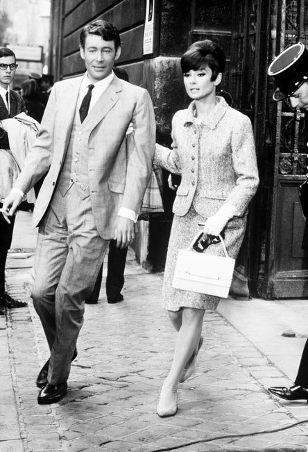 Đầm suit và giày mũi nhọn: Một bộ đầm suit với áo blazer, chân váy bút chì là trang phục không bao giờ lỗi mốt và phù hợp với tất cả mọi người. Thiết kế này đơn giản, thanh lịch dù cho hơn 50 năm đã trôi qua. Phụ kiện phù hợp nhất cho bộ trang phục này là đôi giày cao gót mũi nhọn, giúp tăng vẻ đẹp nữ tính và dịu dàng cho phái đẹp.