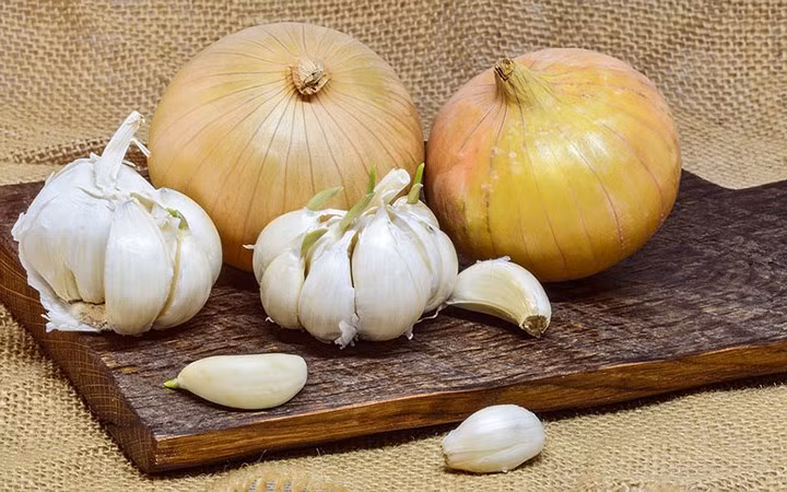 Tỏi và hành tây: Ăn tỏi và hành tây có thể giúp giảm viêm xương khớp hông. Chúng chứa một hợp chất chống viêm làm hạn chế các tác nhân gây viêm. Do đó, tỏi và hành tây có thể giúp giảm đau đau, chống viêm và tổn thương sụn khớp xương.