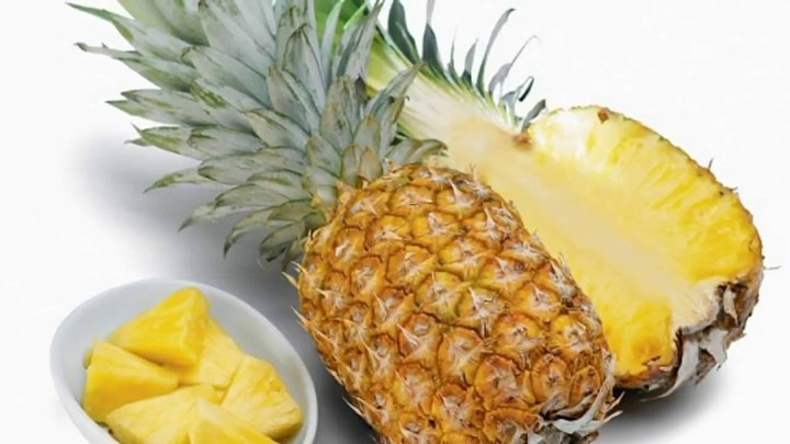 Dứa: Enzyme Bromelain tìm thấy trong dứa có rất nhiều tác dụng trong điều trị gãy xương. Nếu bạn đang bị gãy xương, ăn dứa hàng ngày sẽ cung cấp Bromelain cho cơ thể và giúp xương lành lại nhanh chóng.
