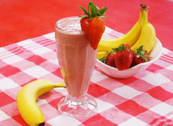  3. Sinh tố dâu tây - chuối Ngoài sự kết hợp với việt quất, bạn cũng có thể kết hợp chuối và dâu tây cho công thức giảm mỡ bụng của mình. Theo đó, cách thực hiện như sau, bạn cho 1/2 chén dâu tây, một quả chuối, 1/2 cốc sữa chua không đường vào máy sinh tố và xay nhuyễn. Hỗn hợp sinh tố này rất giàu vitamin A, C, R thích hợp cho quá trình giảm cân, đồng thời hỗ trợ làm đẹp da, ngăn chặn lão hóa da hiệu quả.