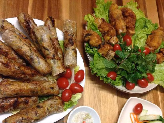 Trong mâm cỗ ngày Tết, “kẻ thù” đầu tiên của người tăng huyết áp là chất béo.