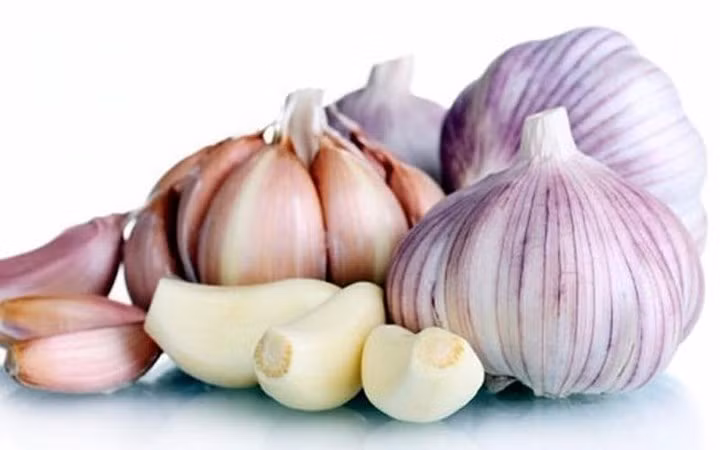 Tỏi: Tỏi có đặc tính kháng viêm cũng như kháng sinh có thể làm giảm đau mãn tính. Giàu hợp chất lưu huỳnh, tỏi cũng kích thích sự sản xuất tế bào T helper, có thể tăng cường hệ thống miễn dịch và giúp giảm sưng và đau trong cơ thể.