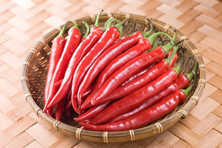 Ớt cay có chứa một thành phần hoạt chất gọi là capsaicin kích thích sự sản sinh endorphin do đó giúp giảm đau mãn tính và capsaicin cũng có thể ức chế một loại enzyme gây đau trong cơ thể.