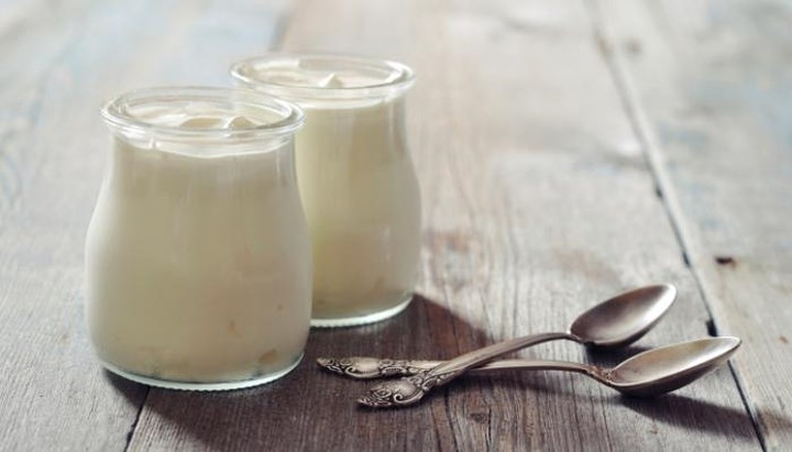 Sữa chua: Việc uống các loại sữa thường xuyên như sữa chua có thể giúp giảm đau mãn tính. Sữa chua chứa hai chất dinh dưỡng chính tái tạo xương là canxi và vitamin D. Vitamin D có thể làm giảm đau mãn tính, trong khi canxi tăng cường xương và cơ bắp.