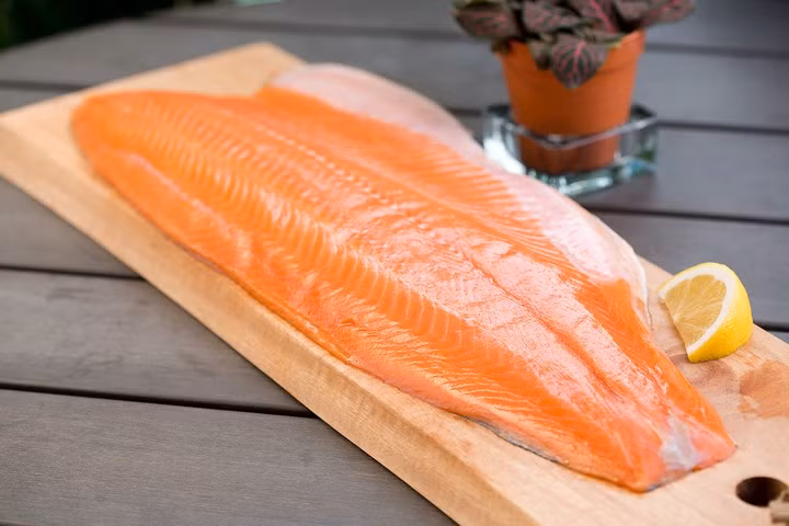 Cá hồi giàu axit béo omega-3 giúp giảm đau và là nguồn cung cấp vitamin D tốt. Một số nghiên cứu đã chỉ ra mối liên quan giữa thiếu hụt vitamin D và các cơn đau mãn tính. Ngoài ra, các axit béo omega-3 trong cá hồi có thể bảo vệ bạn khỏi viêm khớp dạng thấp hoặc có thể giảm thiểu mức độ nghiêm trọng của bệnh.