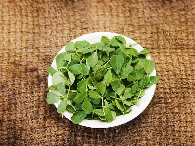 Lá cà ri có hàm lượng sắt cao cũng như vitamin K giúp duy trì xương chắc khỏe và khớp khỏe mạnh. Một nghiên cứu đã chỉ ra rằng những người lớn tuổi có đủ lượng vitamin K nguy cơ mắc viêm xương khớp thấp hơn so với những người bị thiếu vitamin K.