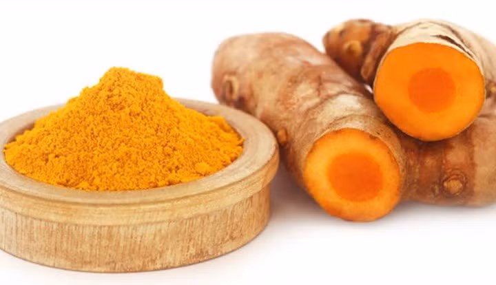 Củ nghệ: Một thành phần khác từ nhà bếp có thể giúp giảm đau mãn tính là củ nghệ. Nó chứa chất curcumin, một thành phần chống viêm giúp giảm đau. Củ nghệ cũng có thể bảo vệ cơ thể khỏi sự phá hủy mô, viêm khớp và cải thiện chức năng của các tế bào thần kinh.