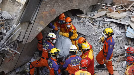 Thi thể ông bà Peter và Freda So được đưa ra khỏi đống đổ nát. Ảnh: EPA