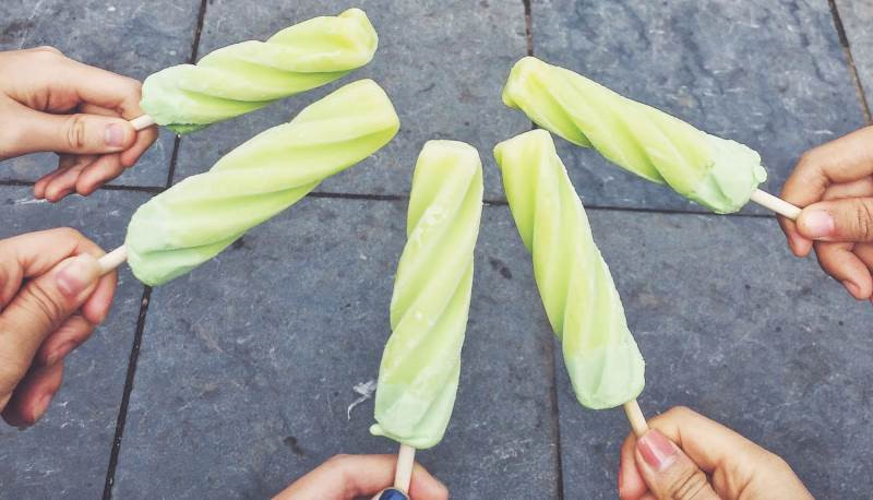 Ngay từ năm 1954, nhà hàng nổi Thủy Tạ đã sản xuất kem để phục vụ thực khách. Kem Thủy Tạ nổi tiếng với những hương vị truyền thống như cam, chuối trứng hay chanh bạc hà. Dòng kem hộp của Thủy Tạ cũng dành không ít lời khen của giới sành ăn, xuất hiện trong thực đơn nhiều nhà hàng lớn. Đến nay, loại kem này có đến hơn 20 hương vị.