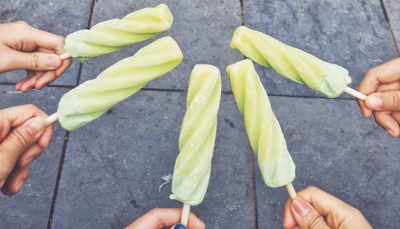 Ngay từ năm 1954, nhà hàng nổi Thủy Tạ đã sản xuất kem để phục vụ thực khách. Kem Thủy Tạ nổi tiếng với những hương vị truyền thống như cam, chuối trứng hay chanh bạc hà. Dòng kem hộp của Thủy Tạ cũng dành không ít lời khen của giới sành ăn, xuất hiện trong thực đơn nhiều nhà hàng lớn. Đến nay, loại kem này có đến hơn 20 hương vị.