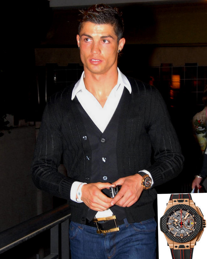Trong bộ sưu tập của Cristiano Ronaldo không thể thiếu chiếc đồng hồ Hublot Big Bang Ferrari có giá 930 triệu đồng. Mẫu phụ kiện thường được anh kết hợp cùng những set đồ đen trắng nam tính đi kèm quần jeans bụi phủi.