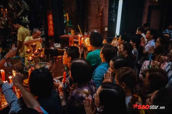 Không khí lúc nào cũng đông đúc nghìn người chen chân.