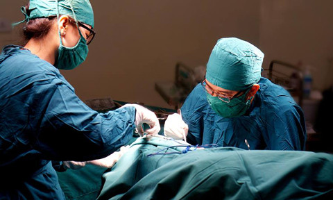 Be 7 tuoi bi que xien ca vien dam xuyen hau mon luc no dua