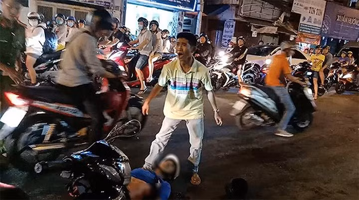 Thiếu tướng Phan Anh Minh nói: “Đồng chí Kim Lý phụ trách điều tra và phòng chống tội phạm ở quận 3. Đồng chí này có con nhỏ, từ nửa tháng nay kể từ khi xảy ra vụ 2 băng nhóm chém nhau ở đường Trường Sa (phường 14, quận 3) và mới đây xảy ra vụ trộm đâm 5 hiệp sĩ, đồng chí Kim Lý hầu như không gặp mặt con mình vì liên tục tham gia vào hoạt động truy xét và tìm ra nhiều manh mối quan trọng”. (Ảnh:Vietnamnet)