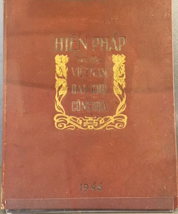 Trung bay hien vat, tai lieu ve Cach mang Thang Tam nam 1945-Hinh-8