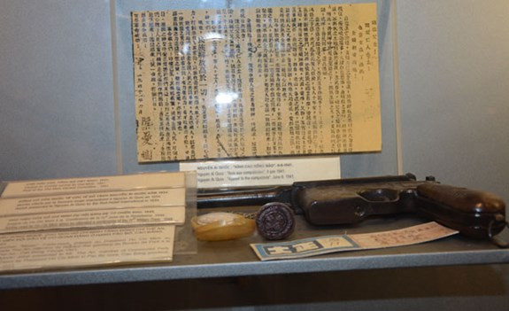 Trung bay hien vat, tai lieu ve Cach mang Thang Tam nam 1945-Hinh-9