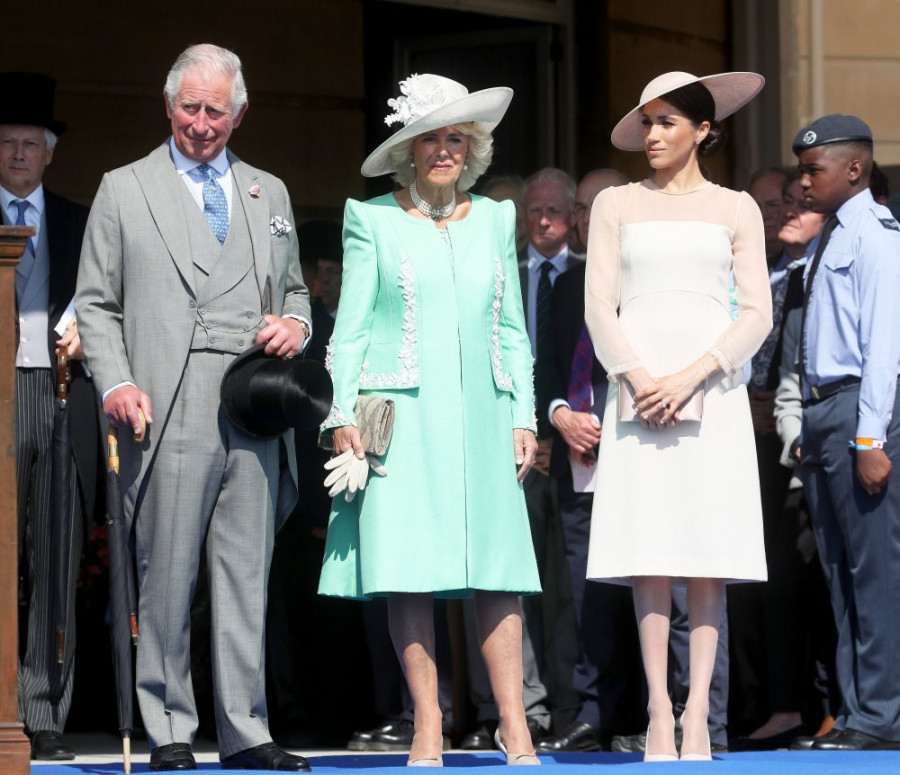 Một ngày sau đám cưới, công nương Meghan Markle bước ra trước mắt công chúng với chiếc váy cổ điển màu hồng nhạt, kiểu dáng đơn giản đến từ một thương hiệu thời trang ít tiếng tăm tại London. Điểm nhấn của chiếc váy là phần cổ và tay áo đắp vải xuyên thấu, tạo cảm giác thanh thoát, mềm mại nhưng không quá mỏng. Để giữ bộ cánh ở mức tối giản, không màu mè, Meghan kết hợp trang phục với mũ Philip Treacy, giày cao gót, clutch đồng điệu.