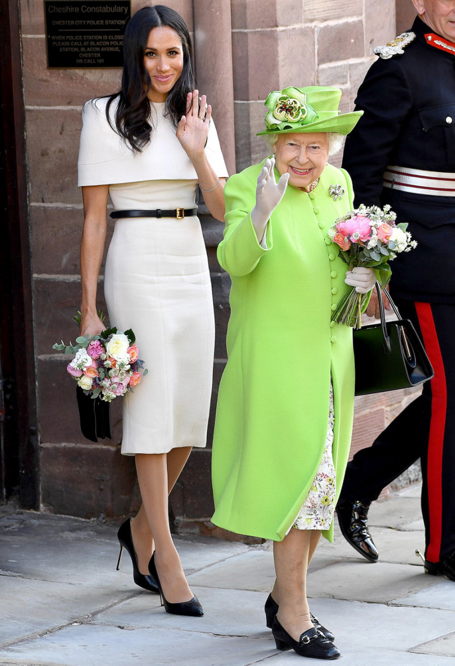 Trong chuyến đi riêng đầu tiên cùng Nữ hoàng Elizabeth II, Meghan Markle diện chiếc đầm trắng thanh lịch. Tân công nương chọn bộ đầm ôm dáng, thiết kế tay cape, dài quá đầu gối của nhà mốt Givenchy. Cô giữ trang phục ở mức tối giản bằng cách kết hợp loạt phụ kiện thắt lưng, túi xách, giày màu đen đồng điệu. Giới thời trang đánh giá đây là bộ cánh hoàn hảo cho sự kiện quan trọng và vẫn phù hợp với phong cách Meghan Markle theo đuổi.