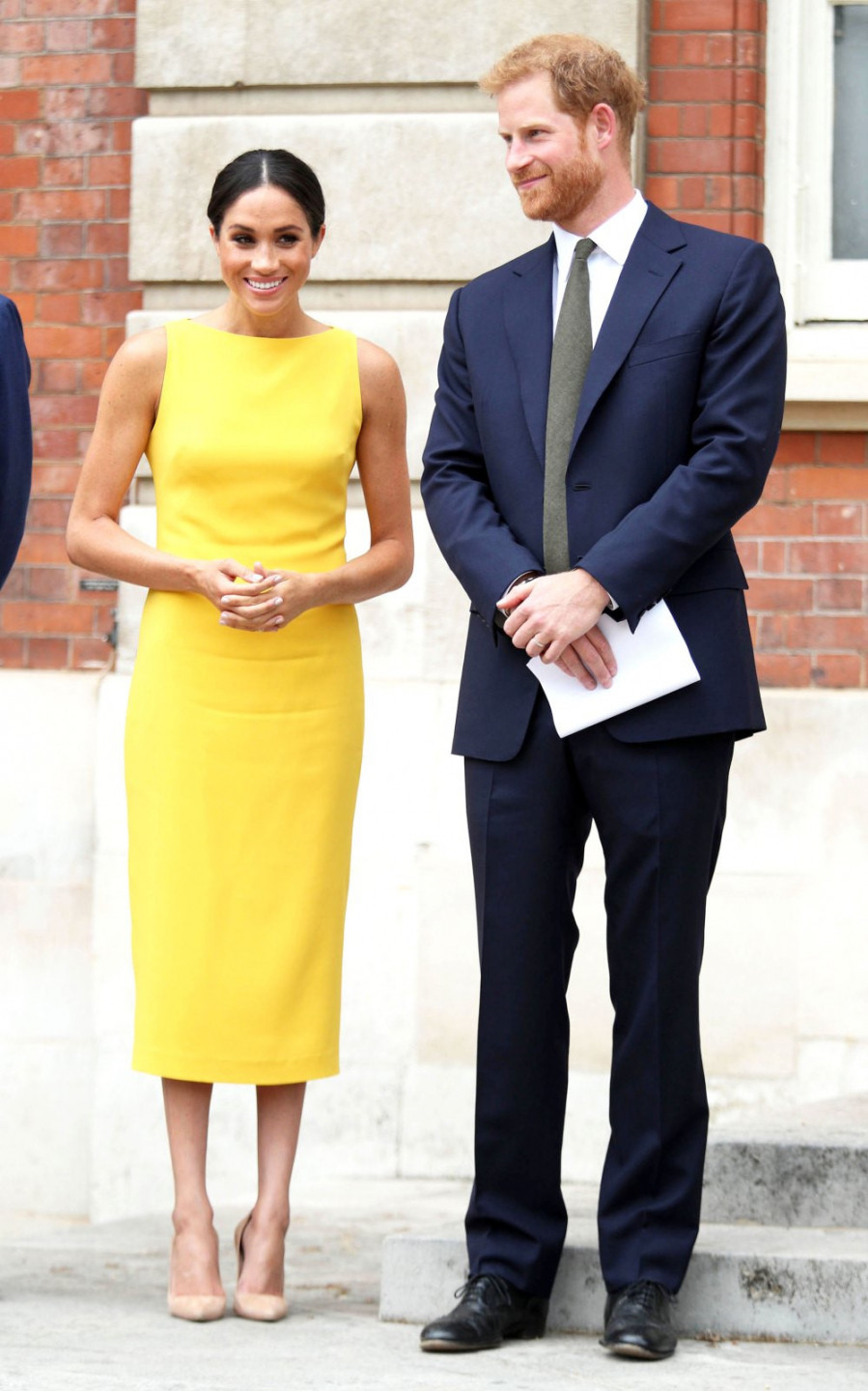 Mặc dù thường xuyên xuất hiện trong những bộ trang phục mang màu sắc trung tính như màu nude, màu be, ghi, hồng nhạt, Meghan Markle đôi khi cũng biết cách thu hút sự chú ý ở những sự kiện mà cô là tâm điểm. Trong một sự kiện xã hội vào tháng 7, Meghan tỏa sáng với chiếc váy vàng rực rỡ của thương hiệu Brandon Maxwell. Tối giản mọi phụ kiện là cách mà vợ hoàng tử Harry lôi cuốn người đối diện vào bộ trang phục cùng nụ cười rạng rỡ của mình.