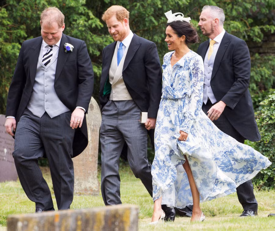 Trong đám cưới của chị họ của Hoàng tử Harry tức cháu gái Công nương Diana, Meghan Markle thay đổi phong cách với chiếc váy hoa đắp vạt mềm mại, dịu dàng của thương hiệu Oscar de La Renta, trị giá hơn 100 triệu đồng. Sau những chiếc váy đơn giản, thanh lịch nhưng khá cứng nhắc thì sự đổi mới này của Meghan khiến công chúng rất yêu thích.