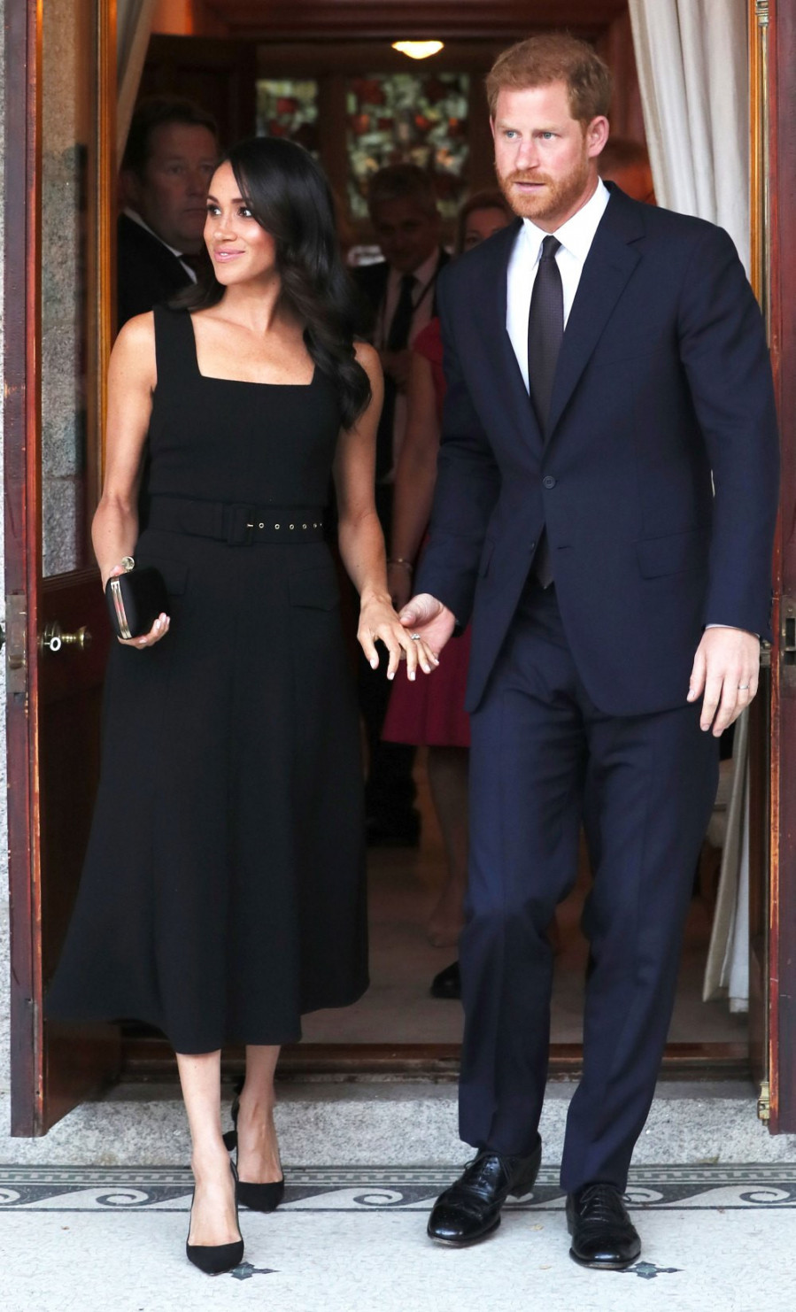 Dù lựa chọn tông đen cho một số sự kiện hoàng gia, Meghan Markle vẫn có thể tỏa sáng với kiểu váy của thương hiệu Emilia Wickstead. Bộ váy được điểm xuyết với chi tiết thắt lưng vừa phải, giúp vóc dáng của công nương trở nên hài hoà hơn.