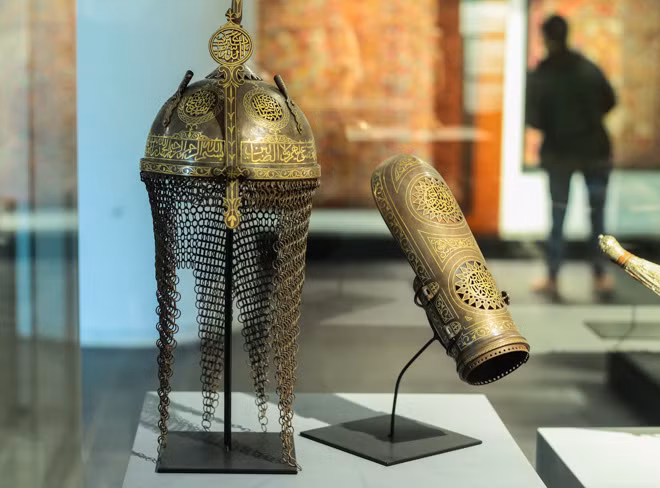 Một trong những cổ vật quý hiếm trong bộ sưu tập là mũ và giáp che tay được chế tác bằng chất liệu thép nạm vàng có niên đại từ thế kỷ 18 của vùng Bắc Ấn Độ.